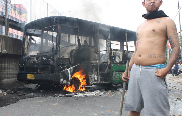 西ジャカルタで住民衝突　バス１台が全焼