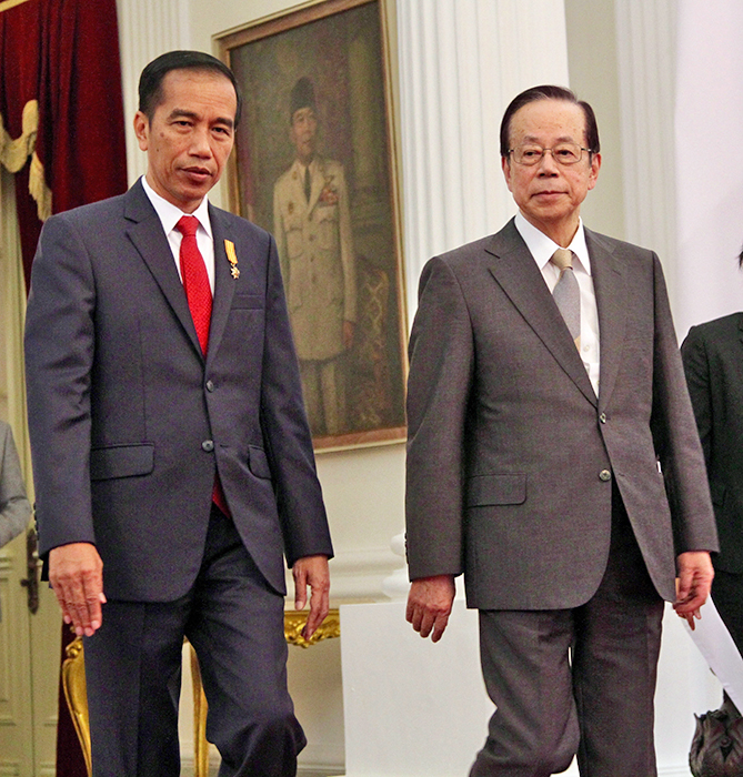 日本インドネシア協会会長の福田康夫元首相(右)は7月、ジョコ・ウィドド大統領とイスタナ(大統領宮廷)で会談し、日イ連携強化などで意見交換をした=佐藤拓也写す