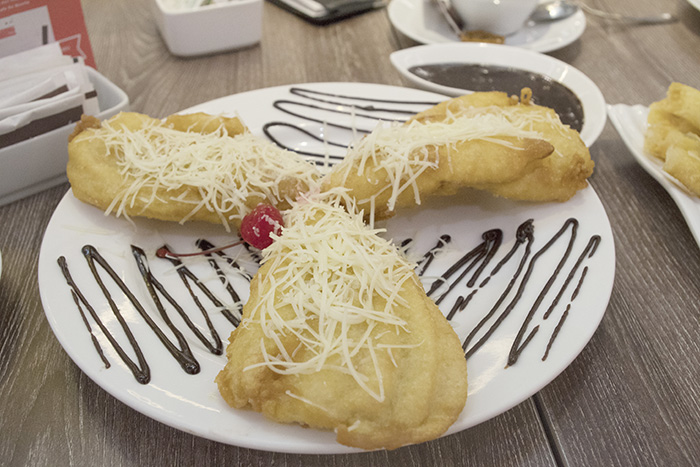 ピサン・ゴレンにはチーズがかかる