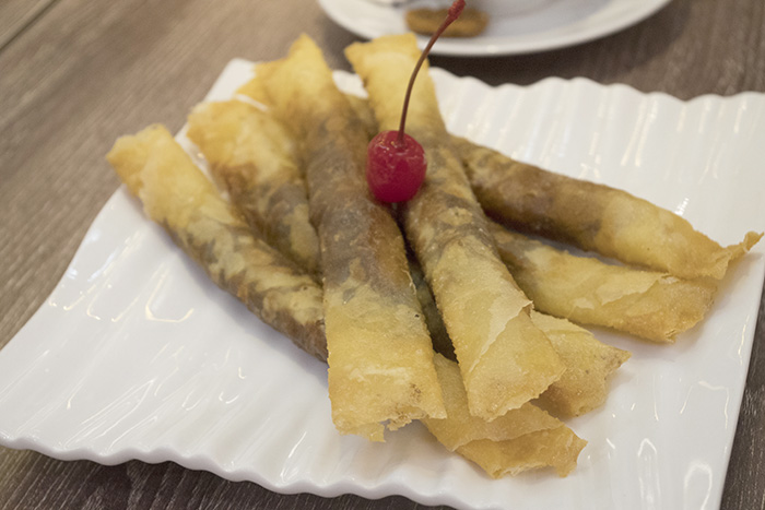 トゥロンは細く、手でつまんで食べられる