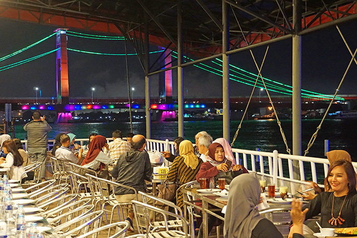 【スナンスナン】川の上のレストラン　アンペラ橋を眺めながら　南スマトラ州パレンバン市