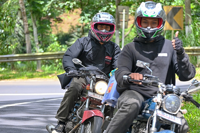 【ぶらりインドネシア　④】肌で感じる消費動向 地方の若者たち   峠道でバイク談義
