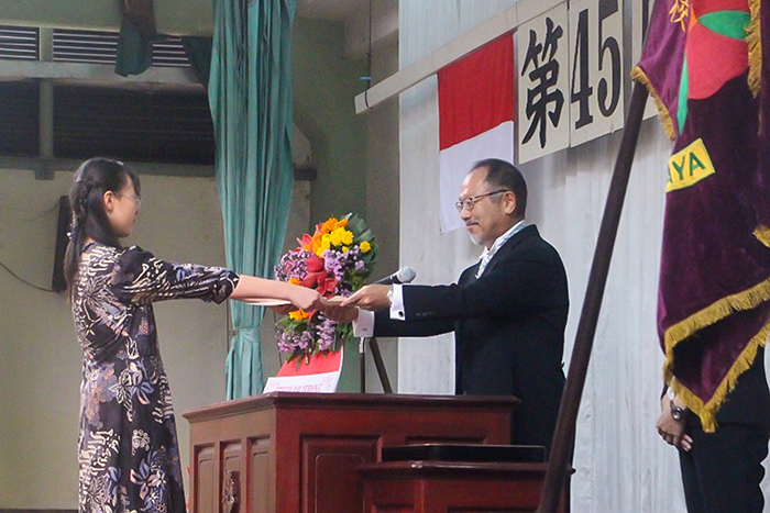 「違い」経験し、人生の助けに　スラバヤ日本人学校　愛が実を結ぶ卒業式