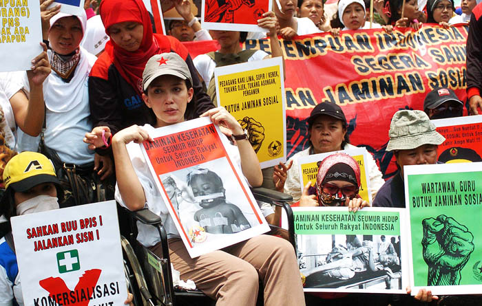 女性約1000人がデモ　社会保障実施機関法可決求め　ジャカルタ