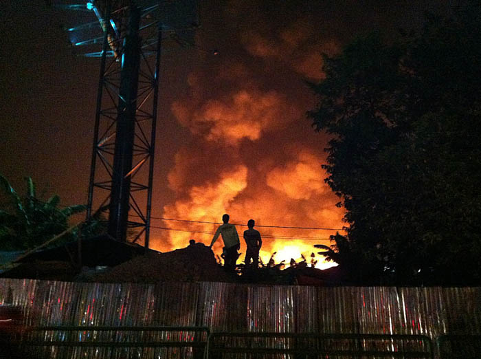 「窓開けると熱風」 読者の八木さんが撮影 ジャカルタの火事現場 