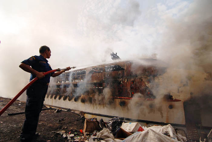 旅客船が全焼　ガス爆発が原因か　マナド港