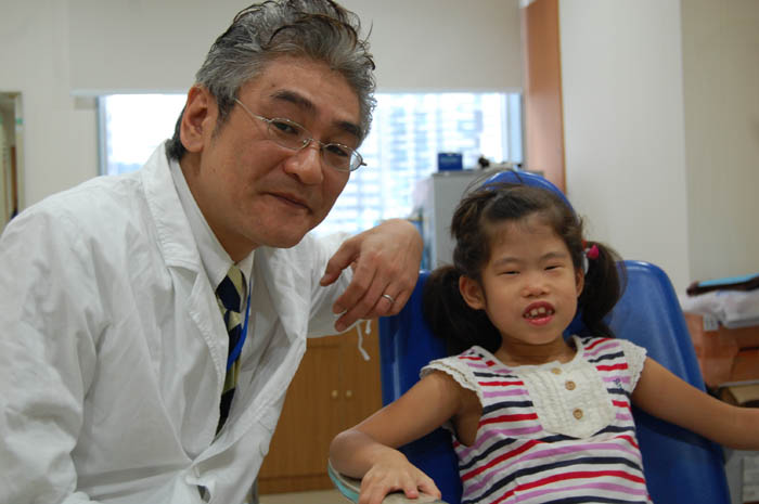 子どもも納得の説明でサポート 　共愛で日本人歯科医が相談受付 
