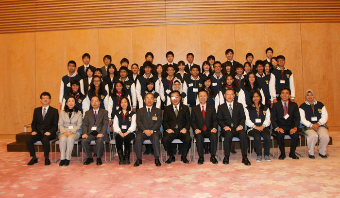 高校生２０人を日本招待　野田首相と対話「懸け橋に」 　イオンの「小さな大使」事業 