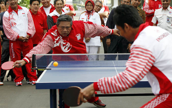 障害者スポーツ発展誓う　ユドヨノ大統領 　パラ五輪選手と卓球