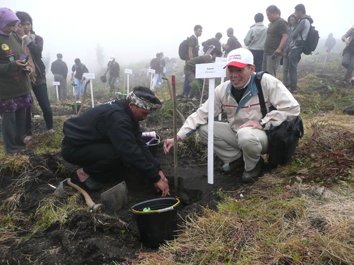 ５周年で記念植樹　トヨタ紡織グループ環境の森　関係者ら１００人が参加