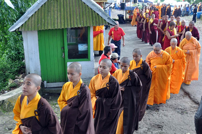 仏教の祭典ワイサック　「愛と思いやり」願う 