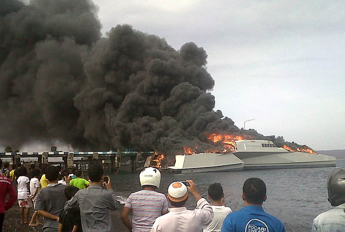 海軍巡視船が全焼　バニュワンギ基地で