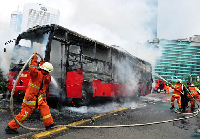 ＨＩ前でバス全焼　トランスジャカルタ　原因はまたガス漏れ？