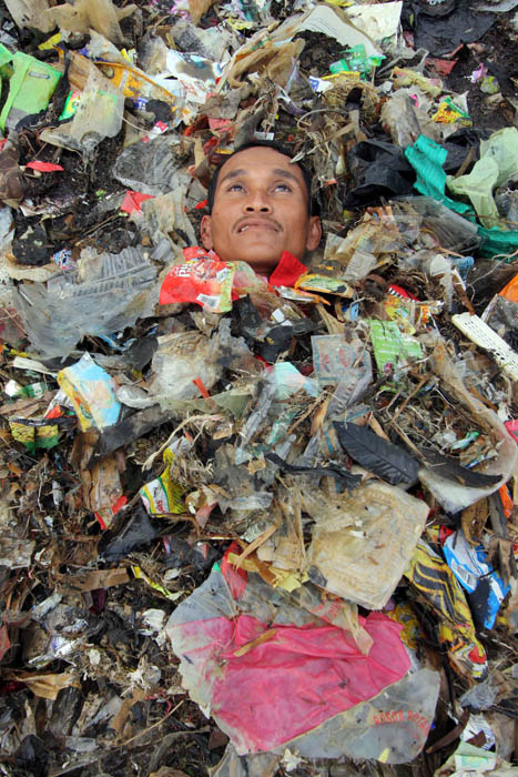 「海岸きれいにして」　環境団体が抗議　タンゲラン