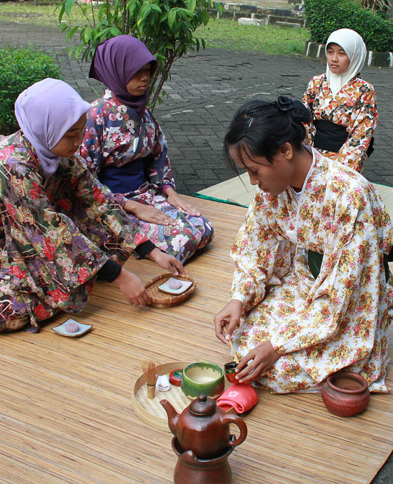 茶の湯や剣術披露　　リア外大で日本文化祭 