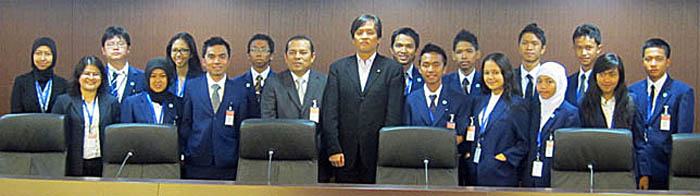 インドネシアの若者１４人　中野政務官を表敬 