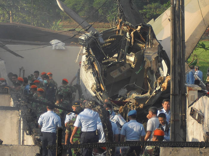 空軍機　住宅に墜落　乗員・住民１０人死亡　東ジャカルタのハリム空港内　訓練中の中型輸送機 