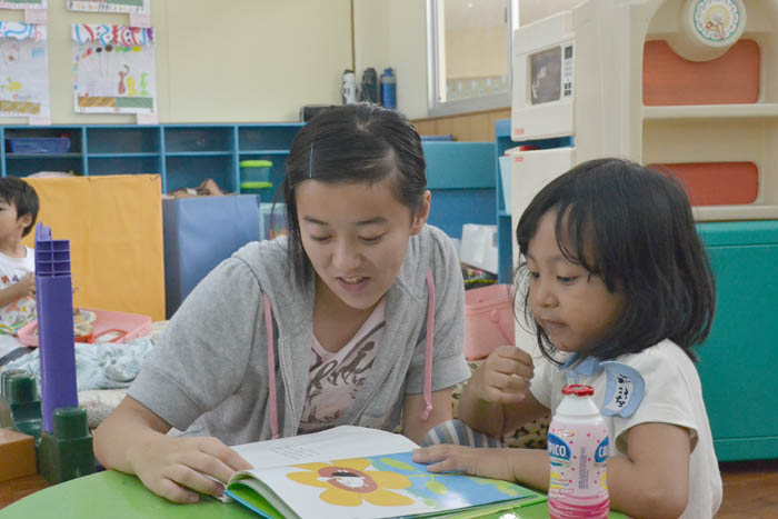 幼稚部園児と交流　ＪＪＳ中学部３年の５２人　教育環境への理解深める