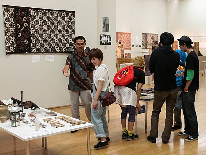 福岡でバティック展　深川芳子さん工房開催　職人の実演も