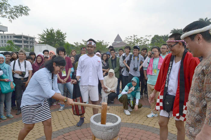 餅つきに歓声　盆踊り、花火も　ＵＩ日本文化祭閉幕