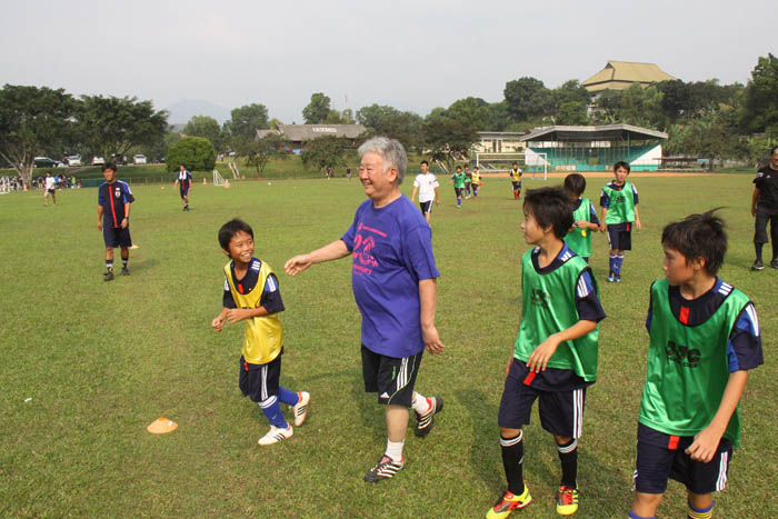 「負けて強くなる」　サッカー少年を指導　来イのセルジオ越後さん