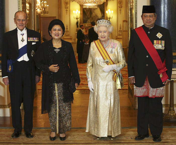 エリザベス女王と会見　訪英中のユドヨノ大統領　ナイト勲章受ける