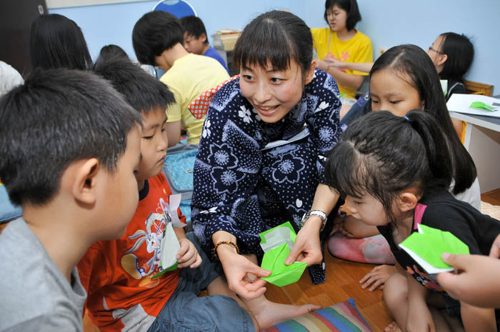 折り紙「また作りたい」　ＩｋｕＺｏ！が学園祭　邦人女性が生徒に指導