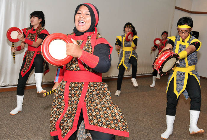 本場で奨励賞　イ人エイサー団　結成１０年　那覇市で世界大会　囃子にガムランの音　衣装にバティック