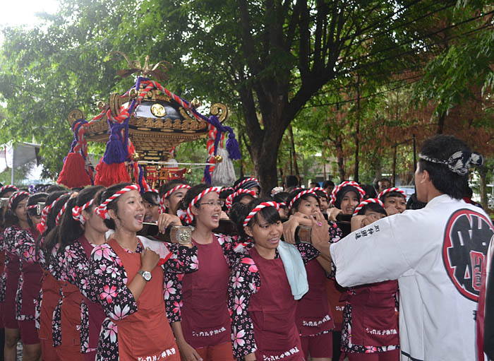 神輿で「ソイヤ、ソイヤ」　日本語学科３０周年　ＵＮＡＳ文化祭