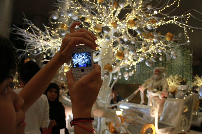 街にクリスマス飾り　ムスリムも記念写真