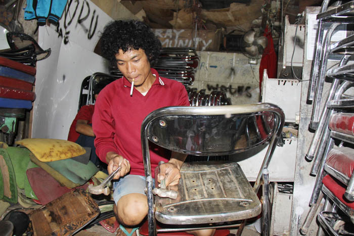 よみがえる廃品　職人、修理して販売　スネンの伝統市場 