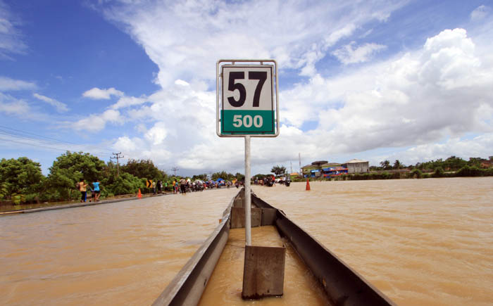 ４人死亡、１万戸冠水　バンテン州で洪水　高速道は通行止め解除