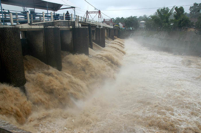 豪雨で冠水続く チリウン川増水に警戒 