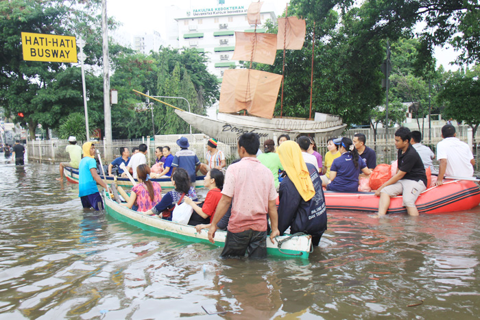冠水続く華人地区　ゴムボートの備えも　北ジャカルタ・プルイット