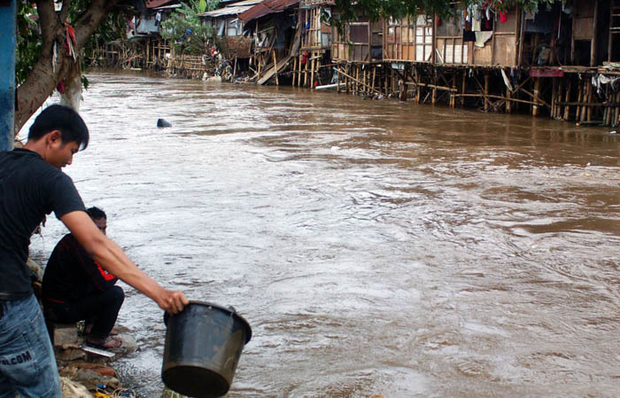 大規模洪水被害で危機感 川沿い住民移転加速を ジョコウィ知事が指示 