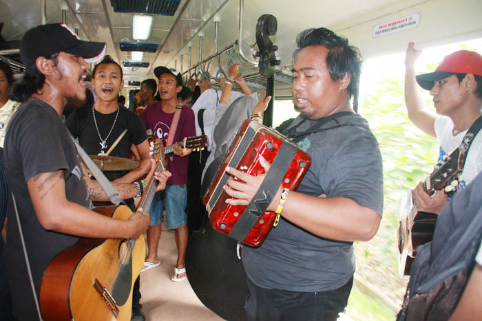 「今日も音楽楽しむだけ」　消えゆく混沌列車で１５年　幼なじみの６人組バンド