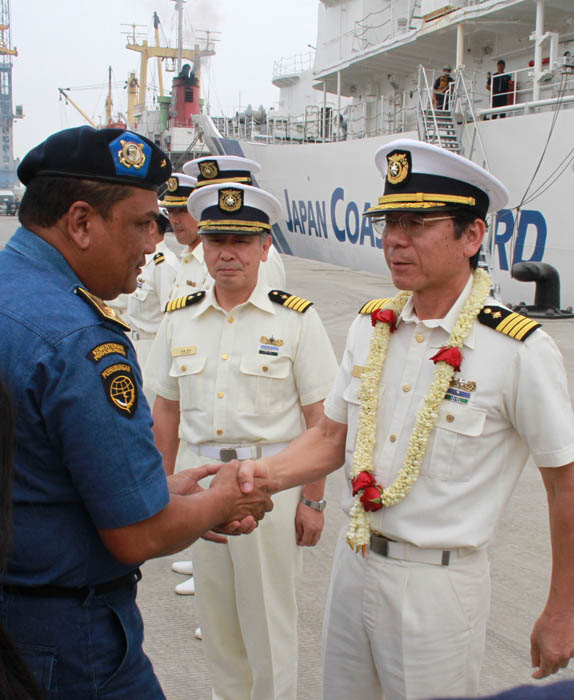 日本の巡視船入港 イと海賊対策訓練