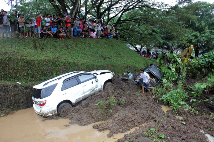 地滑りや洪水頻発　マナドで死者１７人　リアウで１人水死