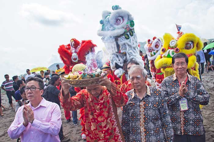 華人ら海岸で祝う　ジョクジャで端午祭