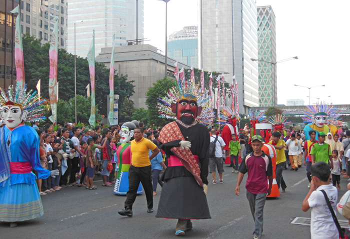 パレード、極彩色　目抜き通りで文化紹介　ジャカルナバル