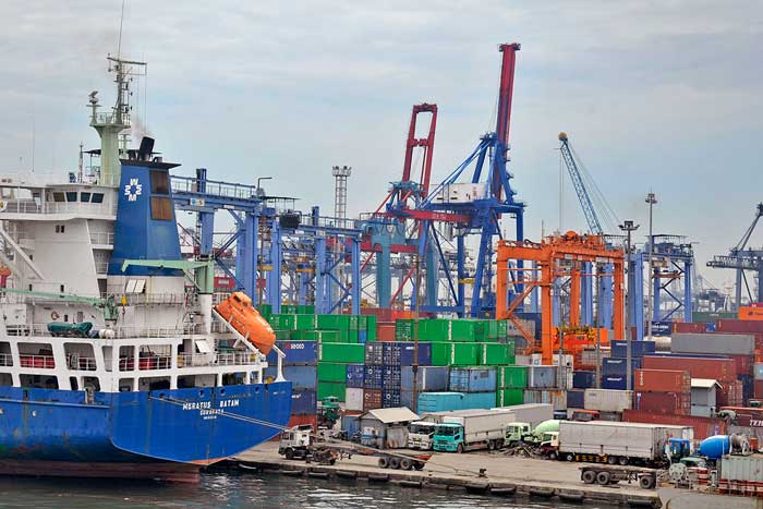 「パンク状態」解消を　貨物を空き地に一時保管　タンジュンプリオク港