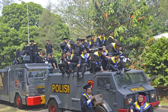 装甲車、消防車で　卒業の歓喜マーチ　インドネシア大