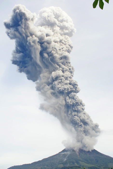降灰で６０００人避難　１０年以来、最大規模の噴火　北スマトラのシナブン山