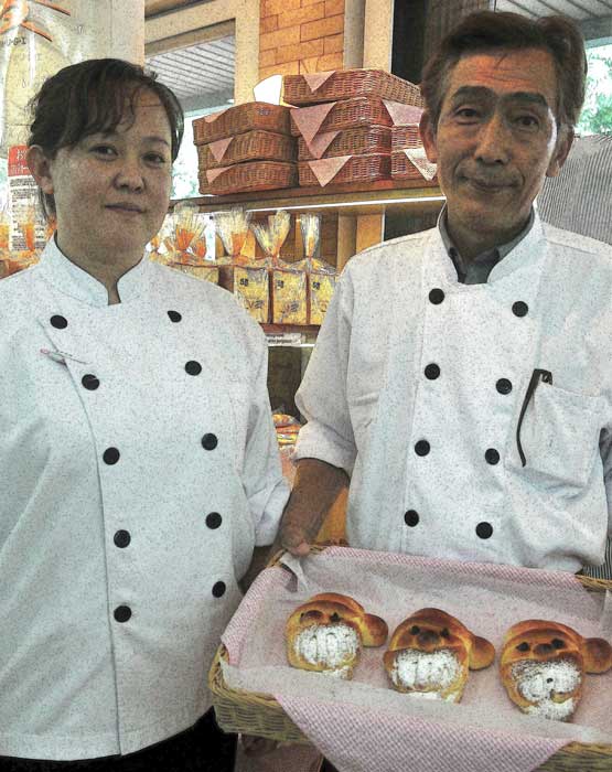 【生活市場】スタッフ指導に尽力　特製パンも準備中　ドイツパン職人吉村さん