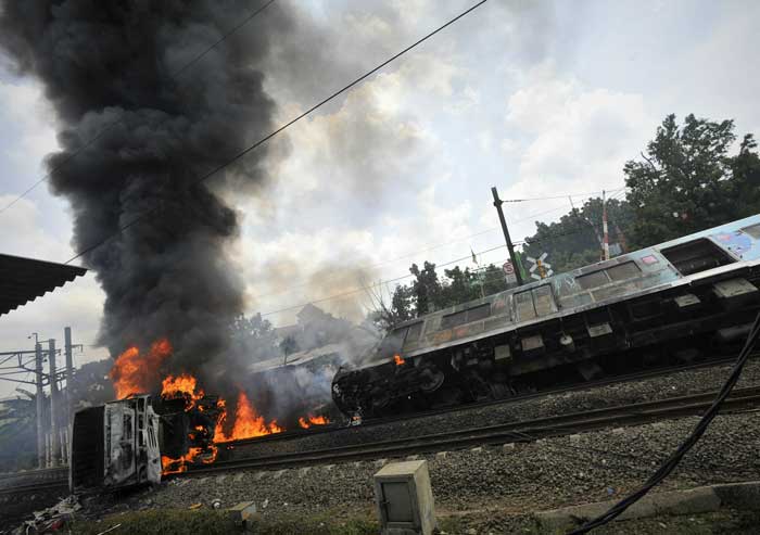 電車とローリーが衝突　ビンタロ近くの踏切　死者５人、負傷者９１人