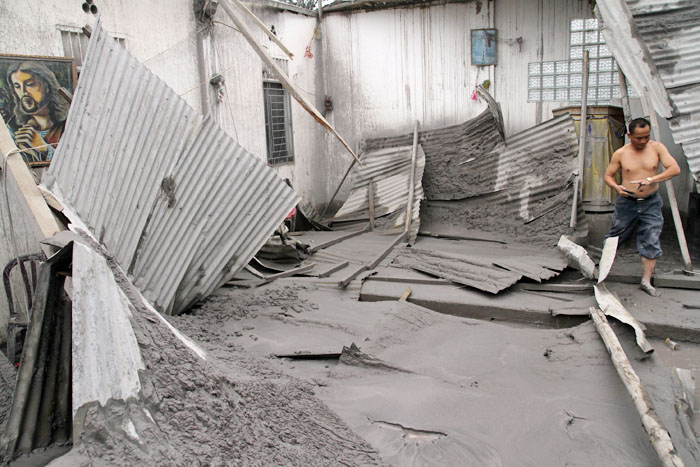 火山灰で建物倒壊　シナブン山噴火
