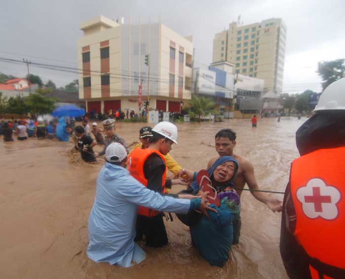 首都、スラウェシで１７人　集落孤立の地域も　洪水死者