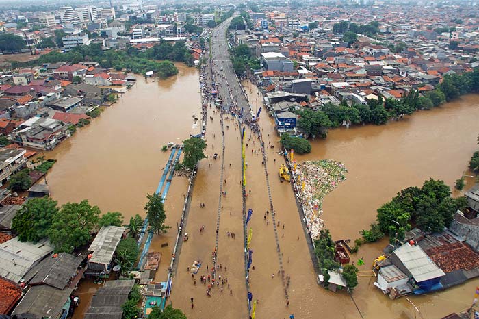 洪水の死者７人に　首都、３万１０００人が避難
