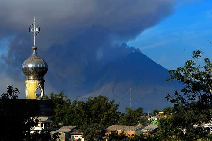 シナブン山で大規模噴火