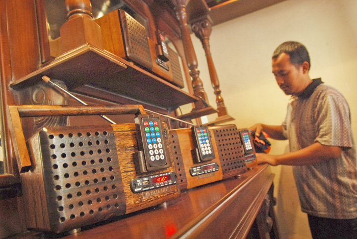 職人の木製ラジオ